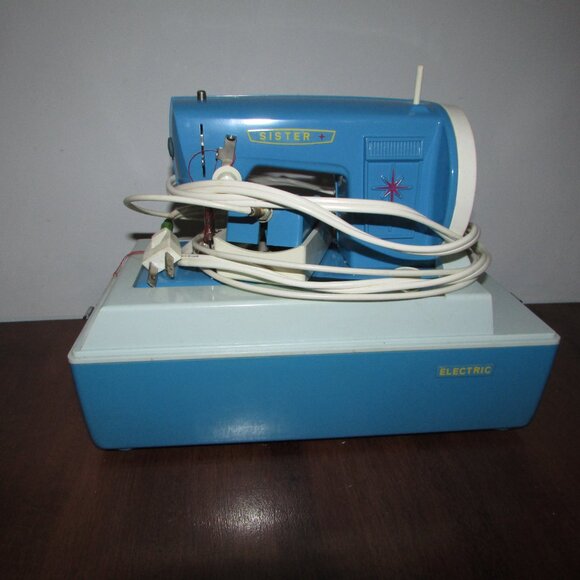Vintage Sister Electric Kids Sewing Machine - Picture 4 of 15